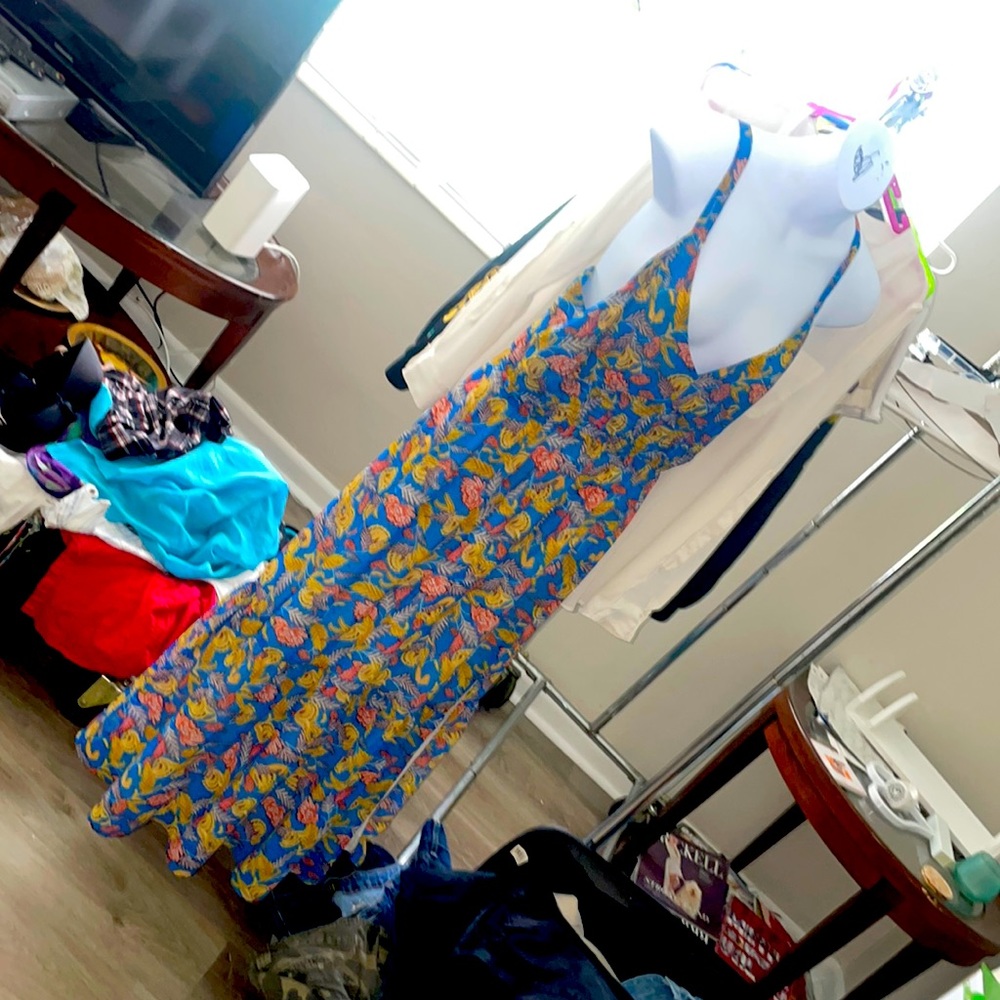 Hello today I’m selling a black tape brand sun dress size large like new ,used .